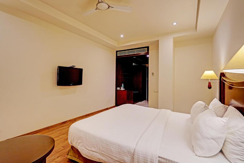 Postel nebo postele na pokoji v ubytování Hotel DSR TARK PLAZA NEAR IGI AIRPORT DELHI