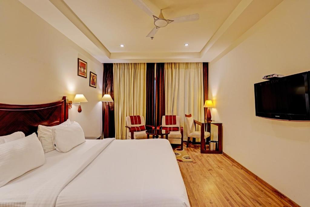 TV a/nebo společenská místnost v ubytování Hotel DSR TARK PLAZA NEAR IGI AIRPORT DELHI