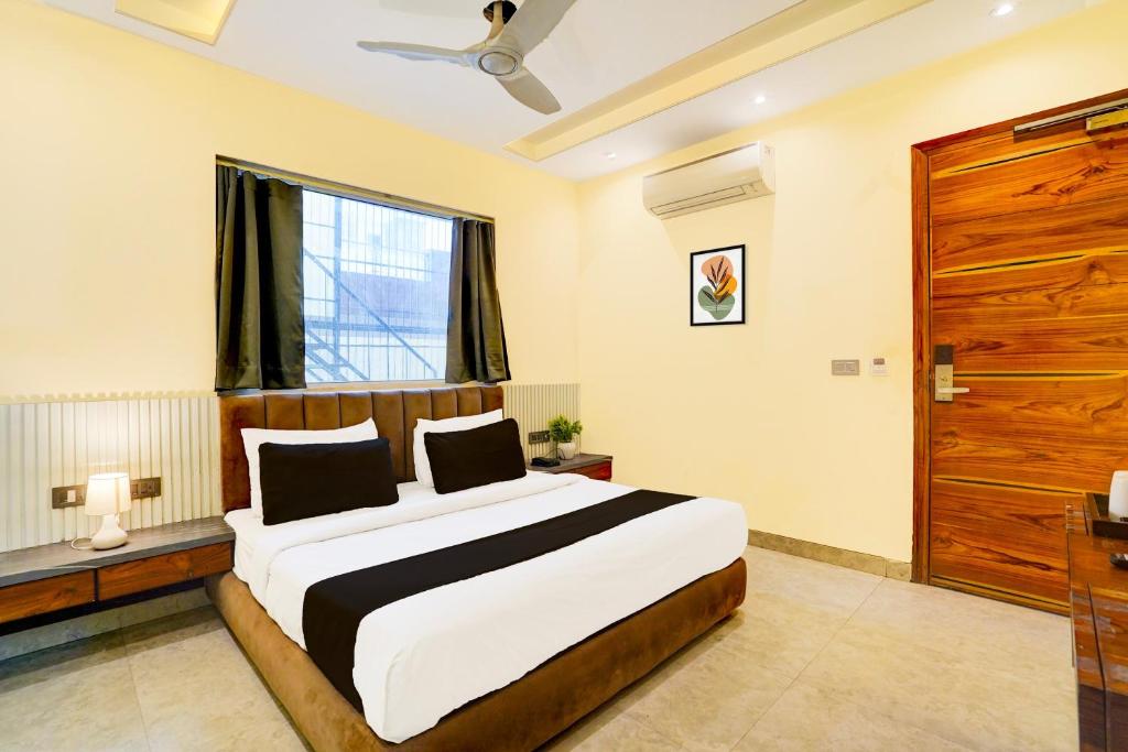 Postel nebo postele na pokoji v ubytování Hotel DSR TARK PLAZA NEAR IGI AIRPORT DELHI
