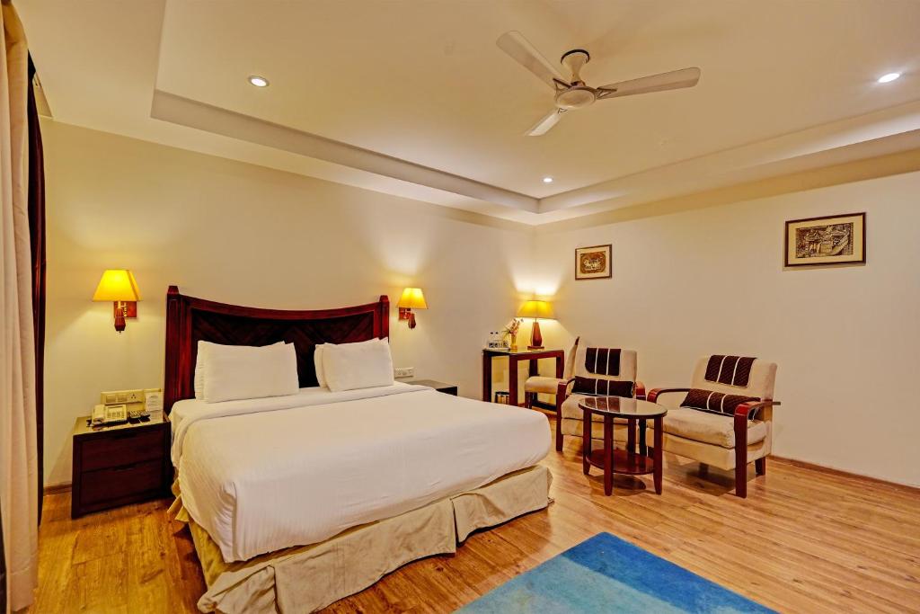 Postel nebo postele na pokoji v ubytování Hotel DSR TARK PLAZA NEAR IGI AIRPORT DELHI
