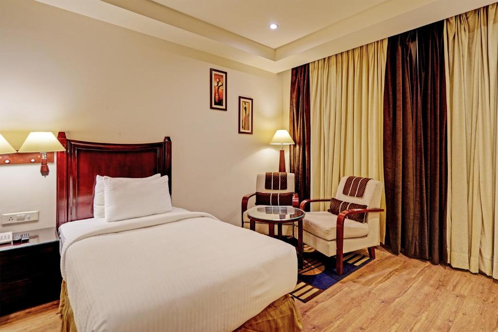 Postel nebo postele na pokoji v ubytování Hotel DSR TARK PLAZA NEAR IGI AIRPORT DELHI