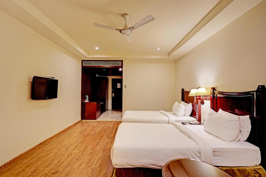 Postel nebo postele na pokoji v ubytování Hotel DSR TARK PLAZA NEAR IGI AIRPORT DELHI