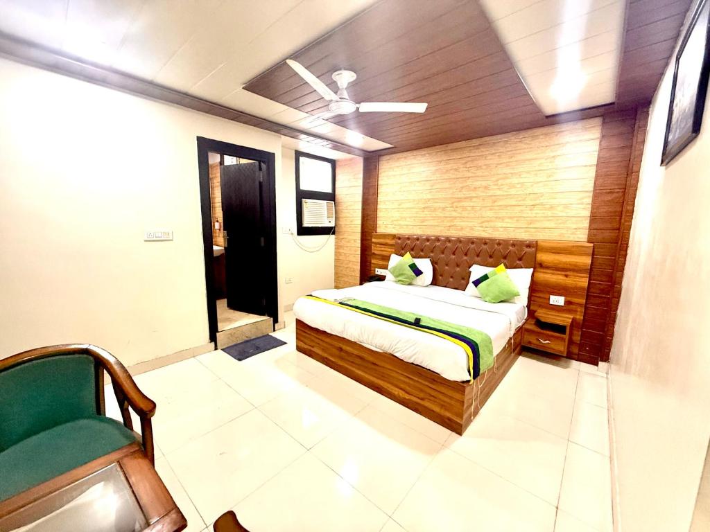 Postel nebo postele na pokoji v ubytování Hotel DSR TARK PLAZA NEAR IGI AIRPORT DELHI