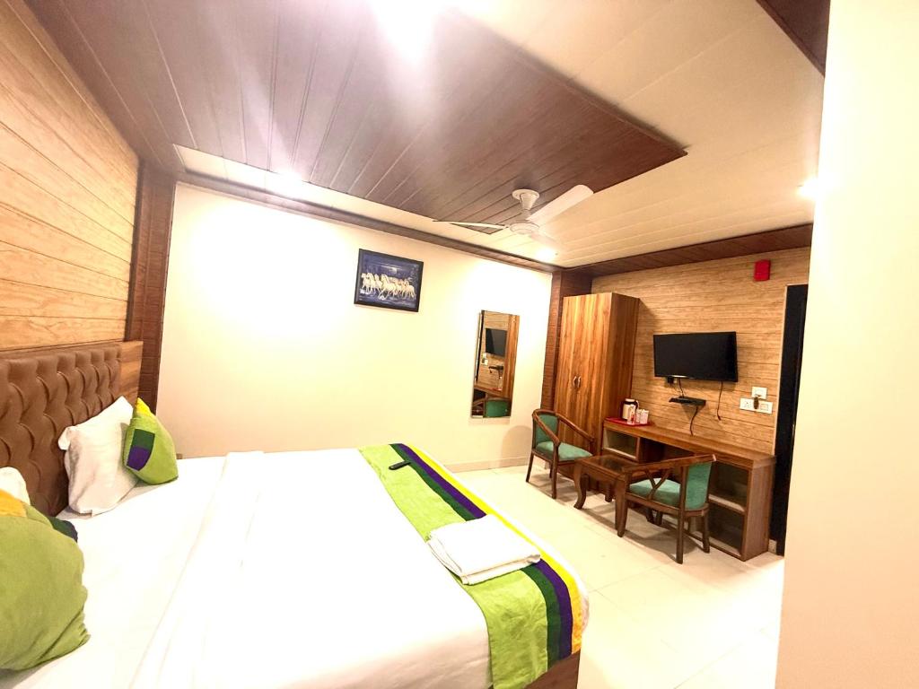 Postel nebo postele na pokoji v ubytování Hotel DSR TARK PLAZA NEAR IGI AIRPORT DELHI