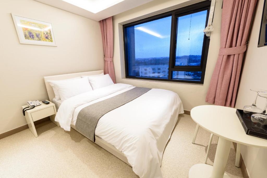 Postel nebo postele na pokoji v ubytování Rezion Hotel