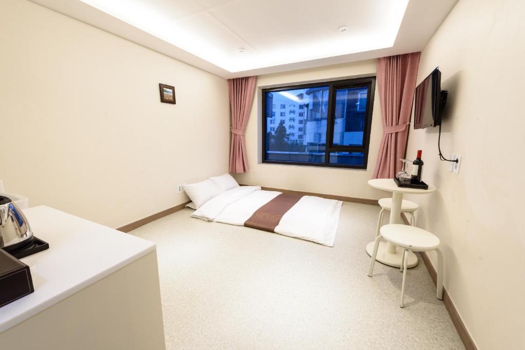 TV a/nebo společenská místnost v ubytování Rezion Hotel