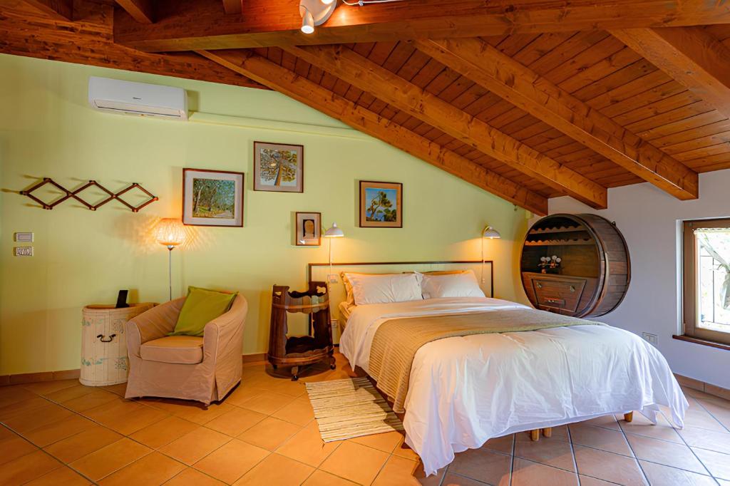 Postel nebo postele na pokoji v ubytování Il Laghello Wood House