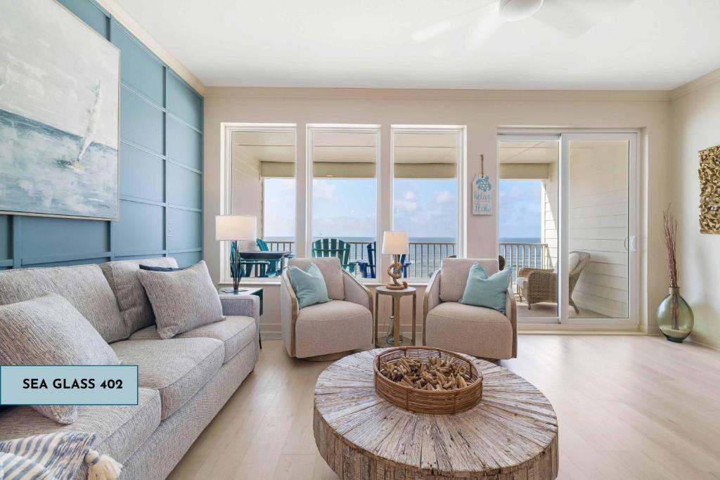 una sala de estar con un sofá y una mesa en Sea Glass 402 by Liquid Life, en Gulf Shores