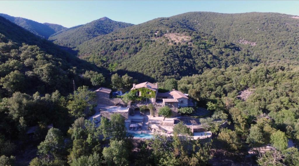 - une vue aérienne sur une maison dans les montagnes dans l'établissement Le Vaquier, à Soudorgues