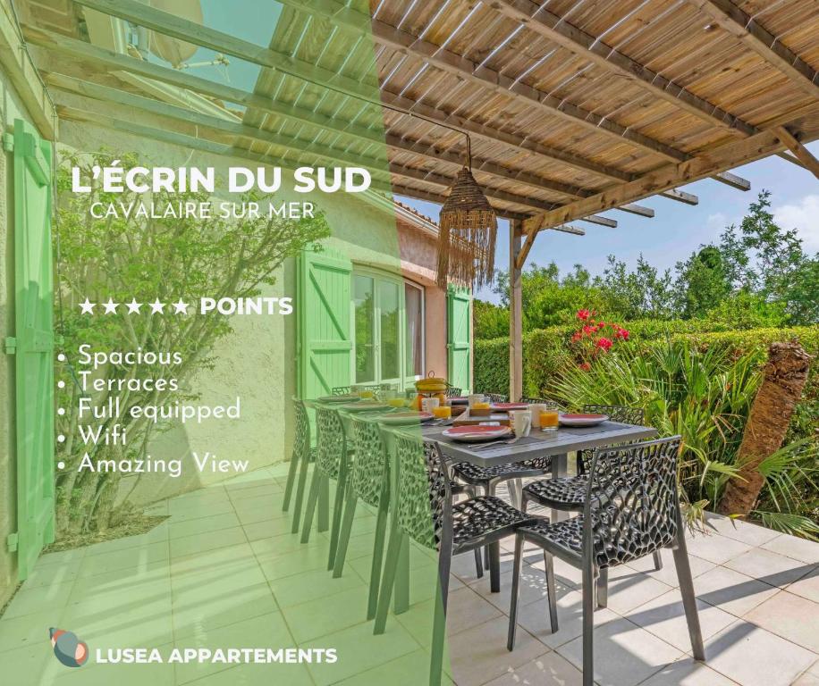 un patio avec une table et des chaises sous une pergola dans l'établissement L'Ecrin du Sud Perfect Holiday home, à Cavalaire-sur-Mer