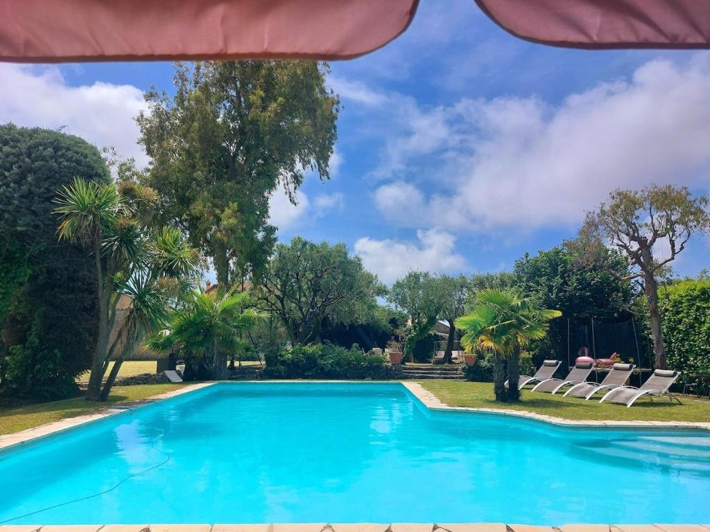 - une piscine dans un complexe avec des chaises et des arbres dans l'établissement Villa, Villefranche-sur-mer, Pool, Tennis Court,, à Villefranche-sur-Mer