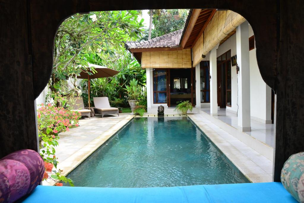 una piscina frente a una villa en Villa Bulan Mas, en Ubud
