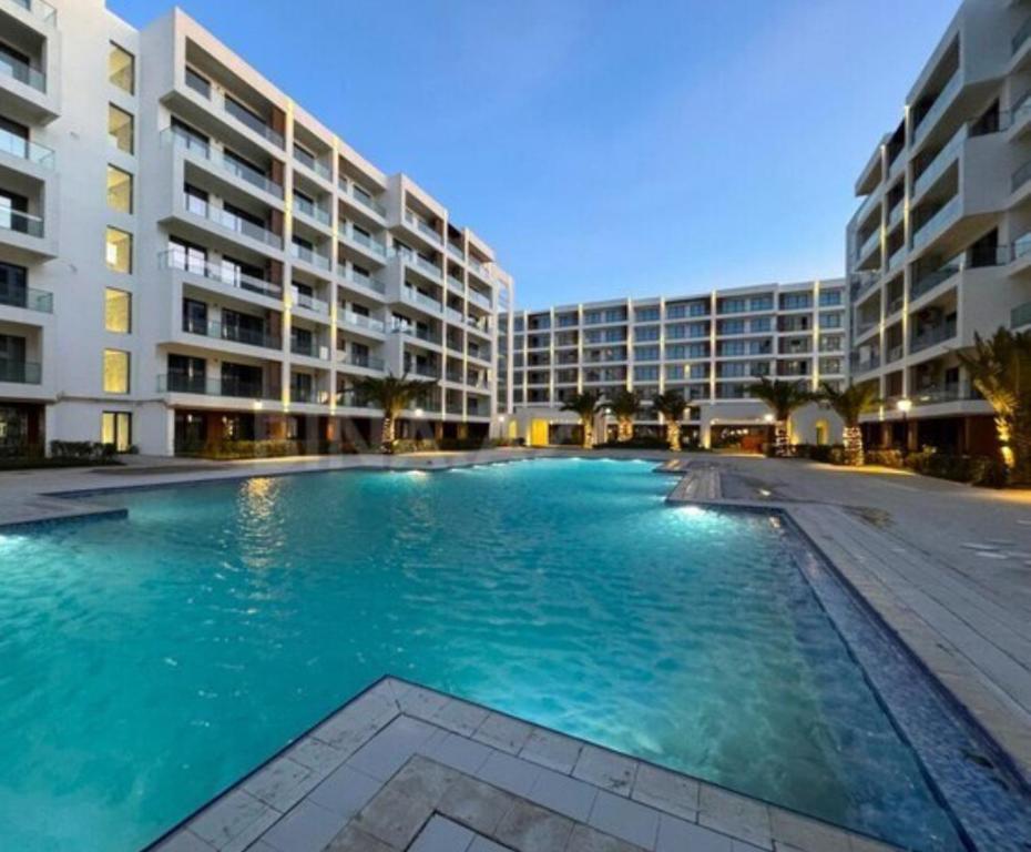 a swimming pool in front of a large apartment building at Sea breeze Park residens 2 in Baku