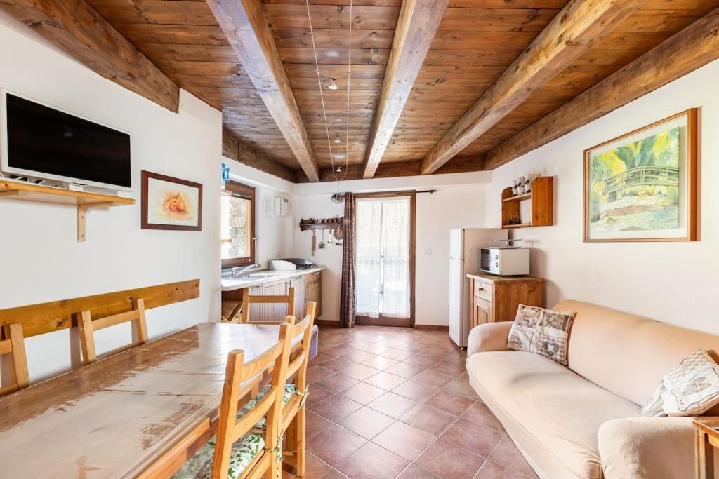 a living room with a couch and a table at Champex Apartments in Pré-Saint-Didier