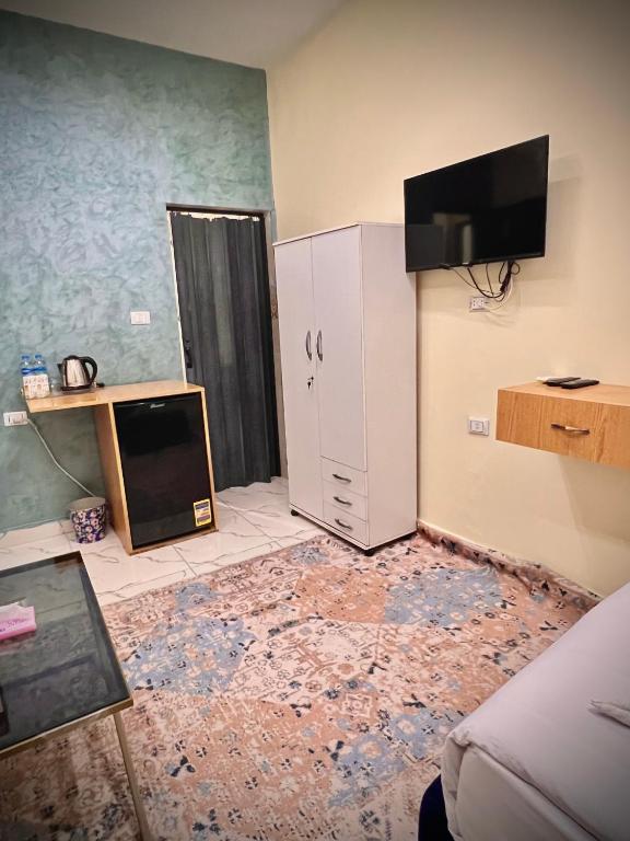 TV a/nebo společenská místnost v ubytování Farsha Pyramids Inn