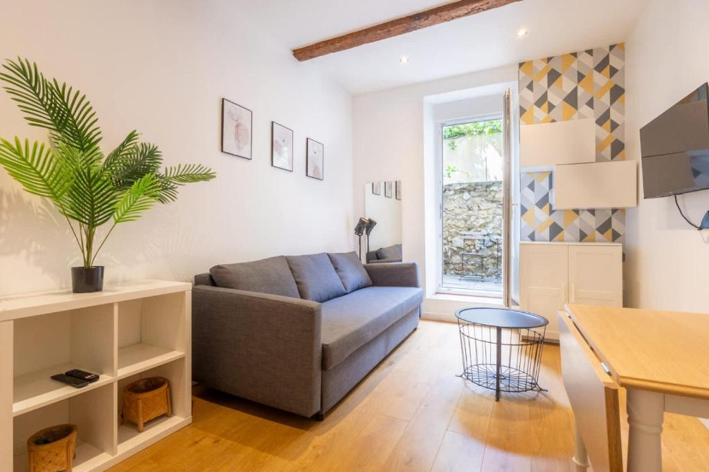 un salon avec un canapé et une table dans l'établissement Le Petit Paradis, à Marseille