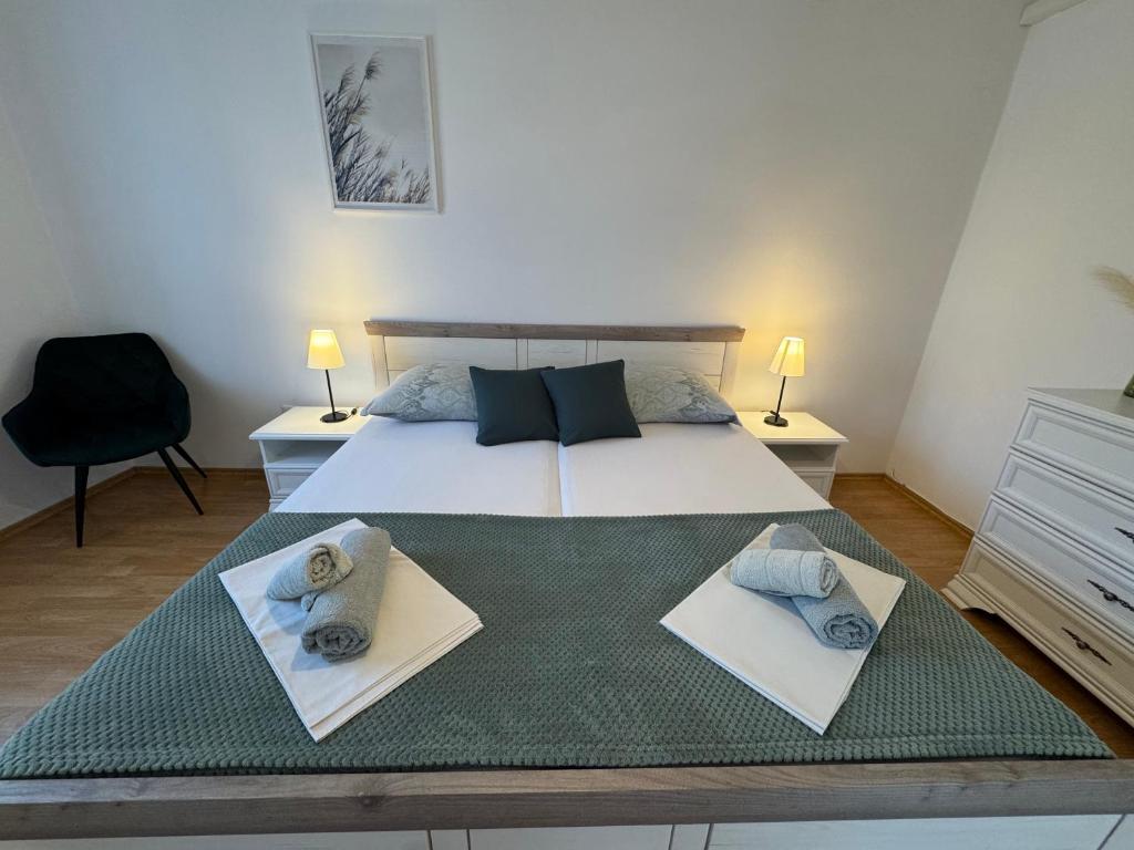 Postel nebo postele na pokoji v ubytování Apartmani Meri