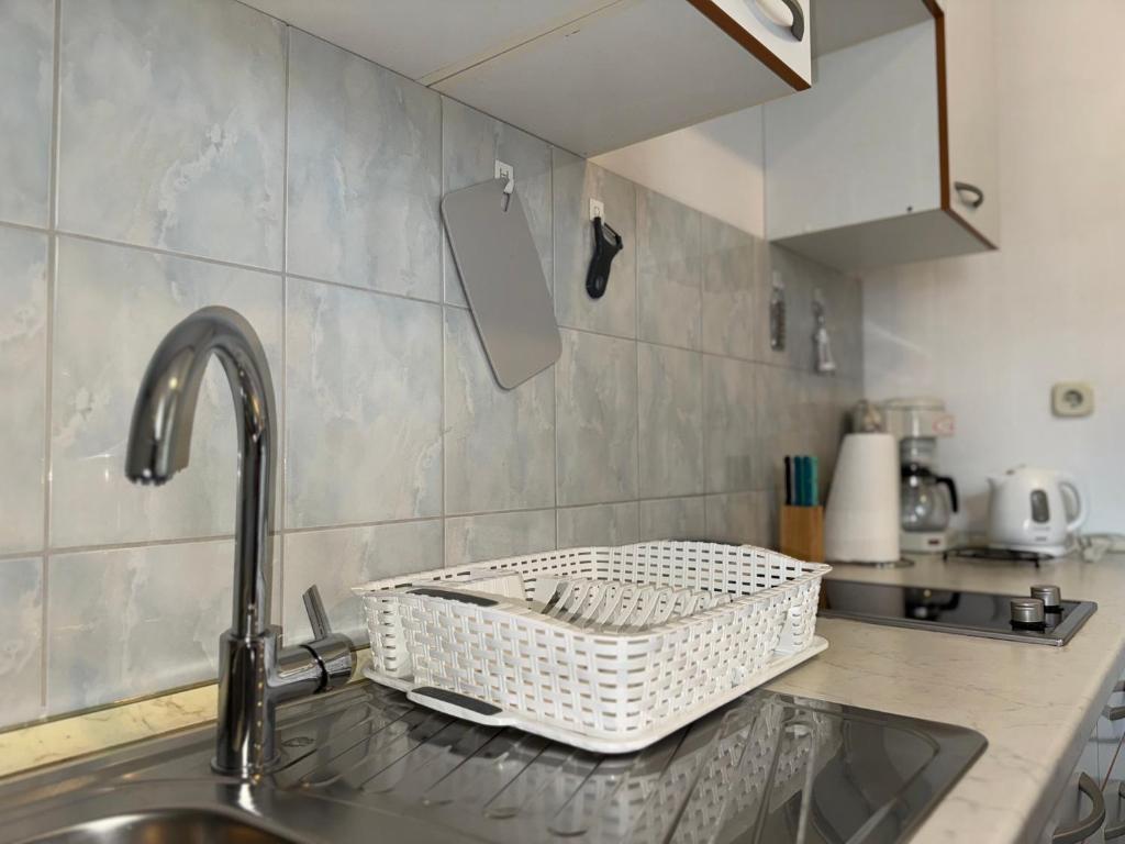 Kuchyň nebo kuchyňský kout v ubytování Apartmani Meri