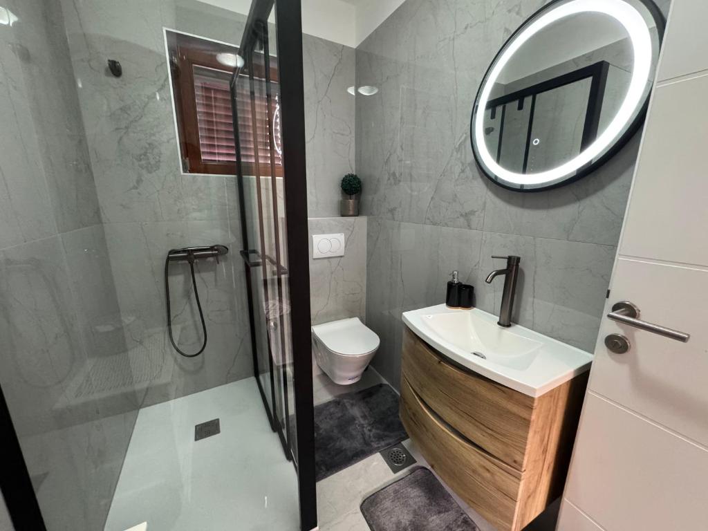 Koupelna v ubytování Apartmani Meri