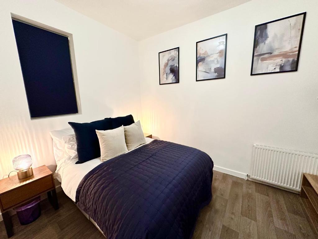 Chic & Modern 2BR Apartment - Luxury Manchester Retreat - Two-Bedroom Apartment
