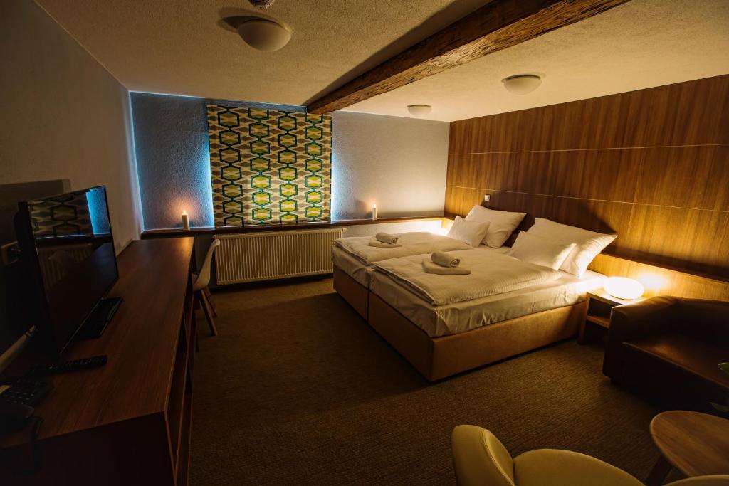 Postel nebo postele na pokoji v ubytování Hotel Na Šustně