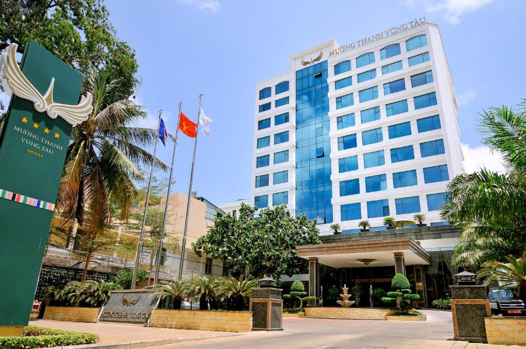 un grand bâtiment avec un panneau devant lui dans l'établissement Muong Thanh Vung Tau Hotel, à Vung Tau