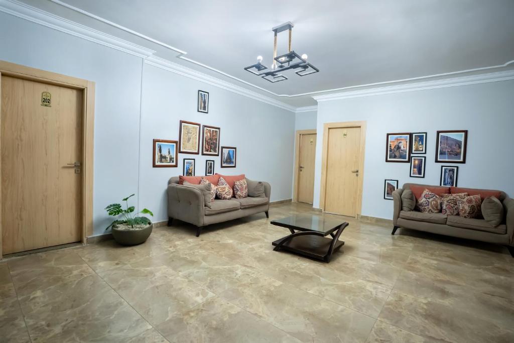 Ein Sitzbereich in der Unterkunft Hayat Pyramids View Hotel