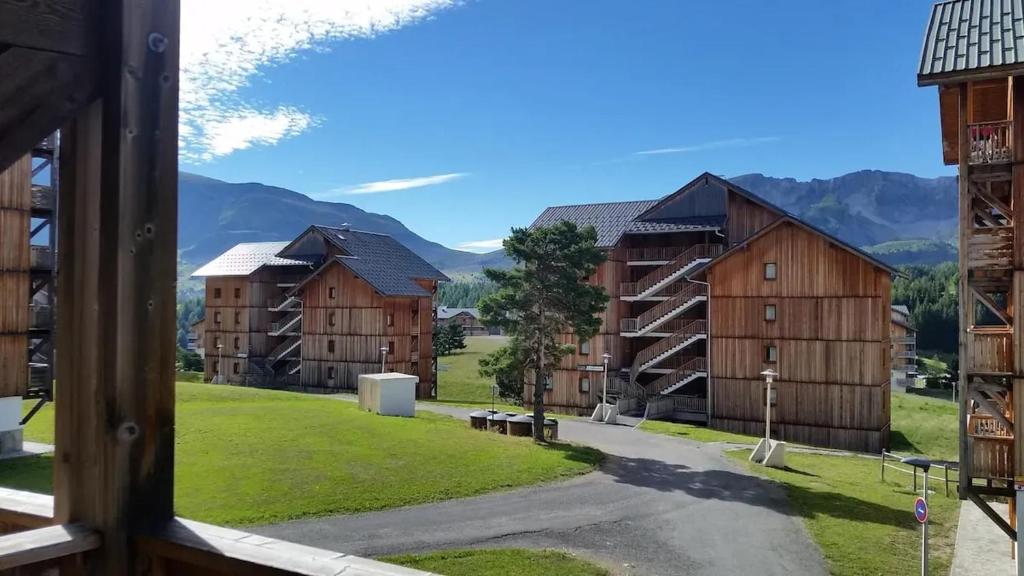 - une vue depuis la fenêtre d'un village dans l'établissement Appartement confortable à Dévoluy, vue sur les montagnes, à Superdevoluy
