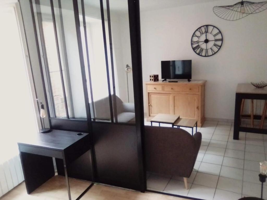 Televisyen dan/atau pusat hiburan di Appartement moderne à Rodez de 46 m² avec balcon