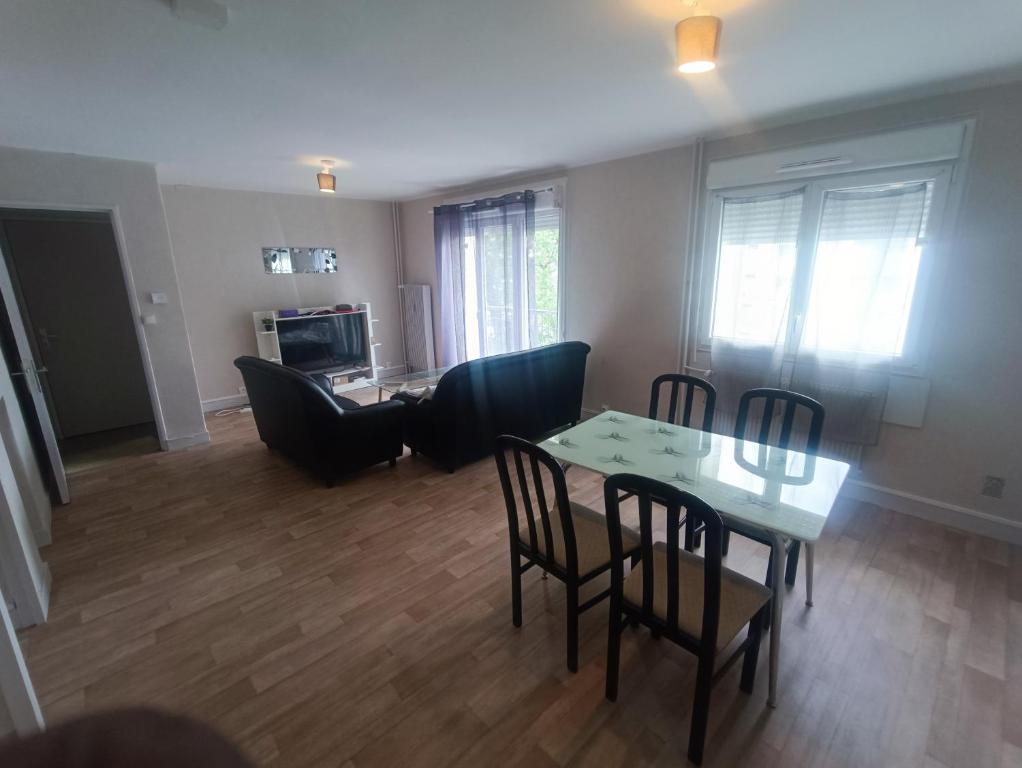 un salon avec une table et des chaises de salle à manger dans l'établissement Appartement très bien situé, à Besançon