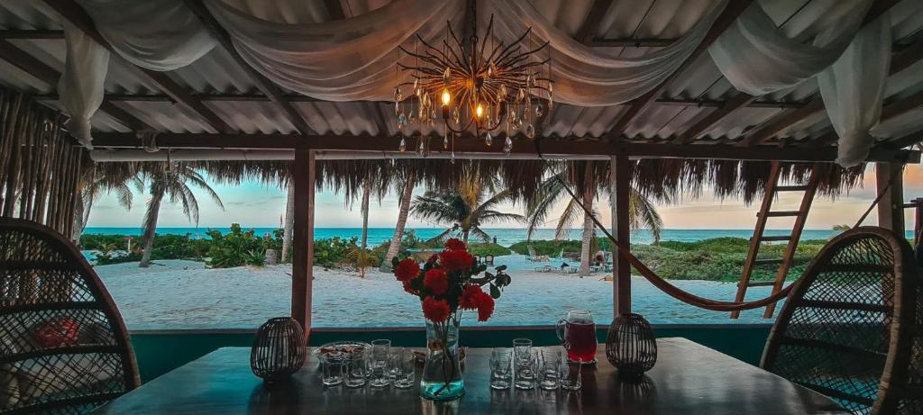 mesa de comedor con vistas a la playa en Casa Awakening, Beach-front, en El Cuyo