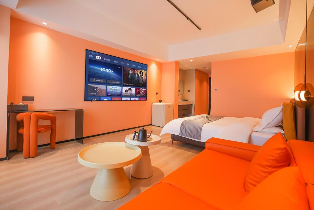 TV a/nebo společenská místnost v ubytování Modern Space Hotel-Guangzhou Nansha Wanda Plaza near Line4 STN&Line18 STN