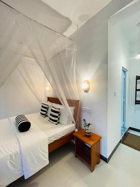 Postel nebo postele na pokoji v ubytování Verdant Haven Ella