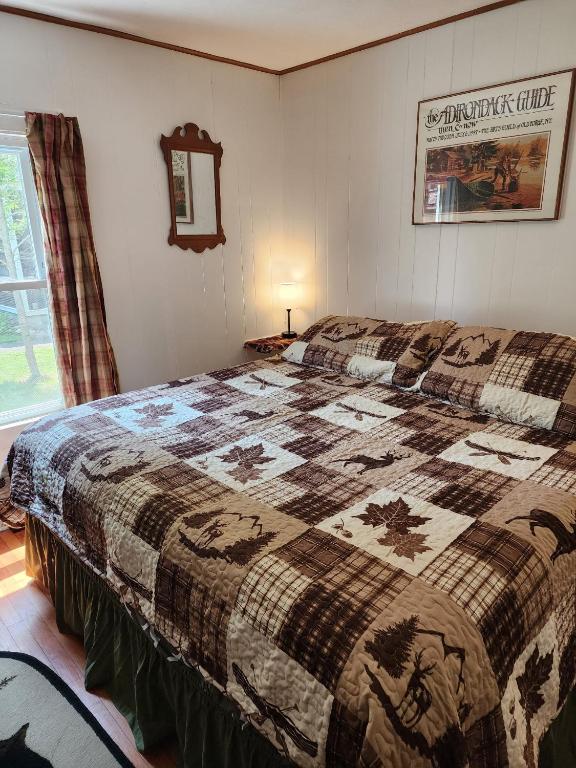 Postel nebo postele na pokoji v ubytování Moose Riverside Bungalow 3BR Home Old Forge NY