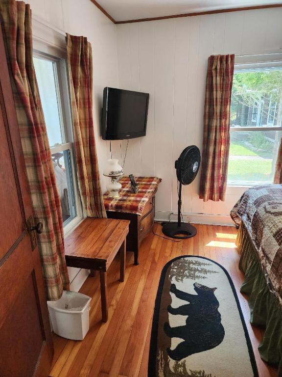 Postel nebo postele na pokoji v ubytování Moose Riverside Bungalow 3BR Home Old Forge NY