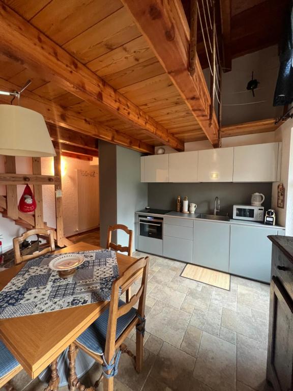 Η κουζίνα ή μικρή κουζίνα στο Casa vacanze La Ravoire