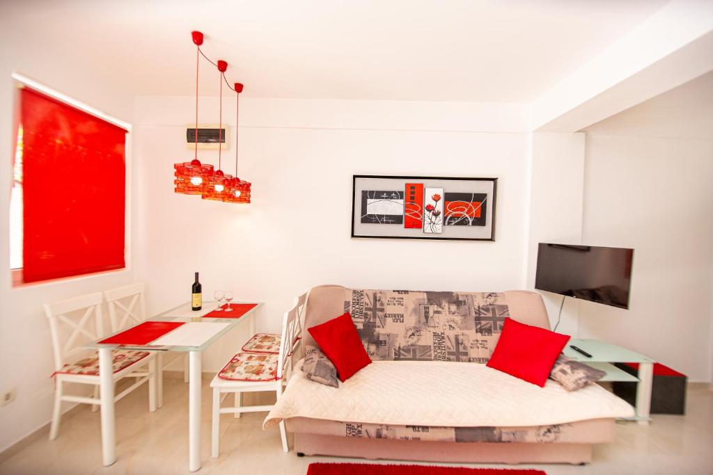 una sala de estar con un sofá y una mesa en KlubNika, en Budva