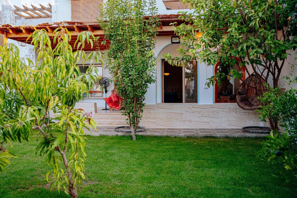 Zahrada ubytování Tranquil Villa in Fayoum Private Pool Garden Lake Access