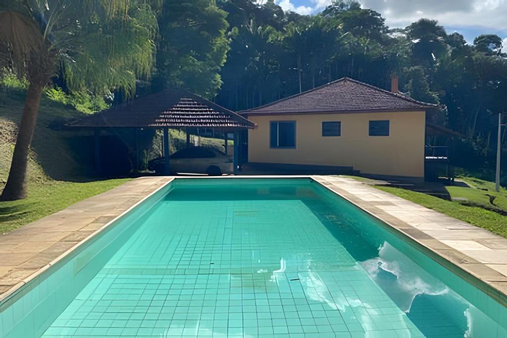 Hồ bơi trong/gần Casa de campo na Fazenda Vale Alpino