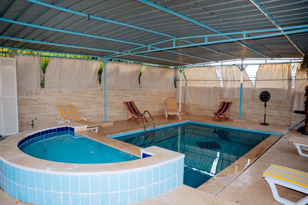 Bazén v ubytování Tranquil Villa in Fayoum Private Pool Garden Lake Access nebo v jeho okolí