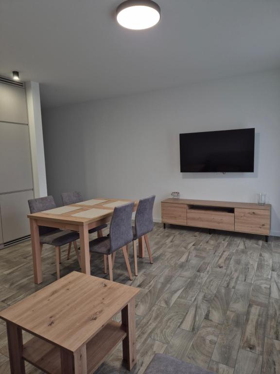 Telewizja i/lub zestaw kina domowego w obiekcie Brickstone Apartments Mabork