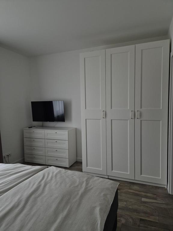 Telewizja i/lub zestaw kina domowego w obiekcie Brickstone Apartments Mabork