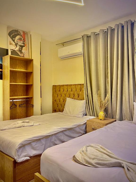 Postel nebo postele na pokoji v ubytování Farsha Pyramids Inn