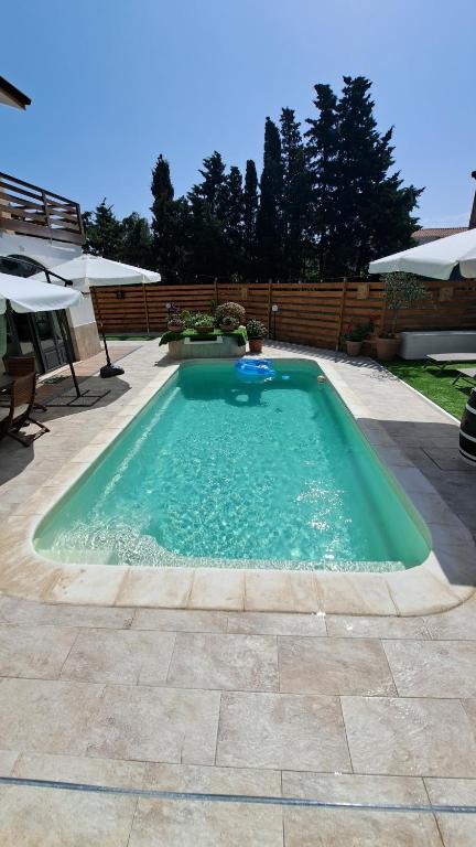 a small swimming pool in a yard with a patio at Harry's House San Teodoro con piscina privata in San Teodoro