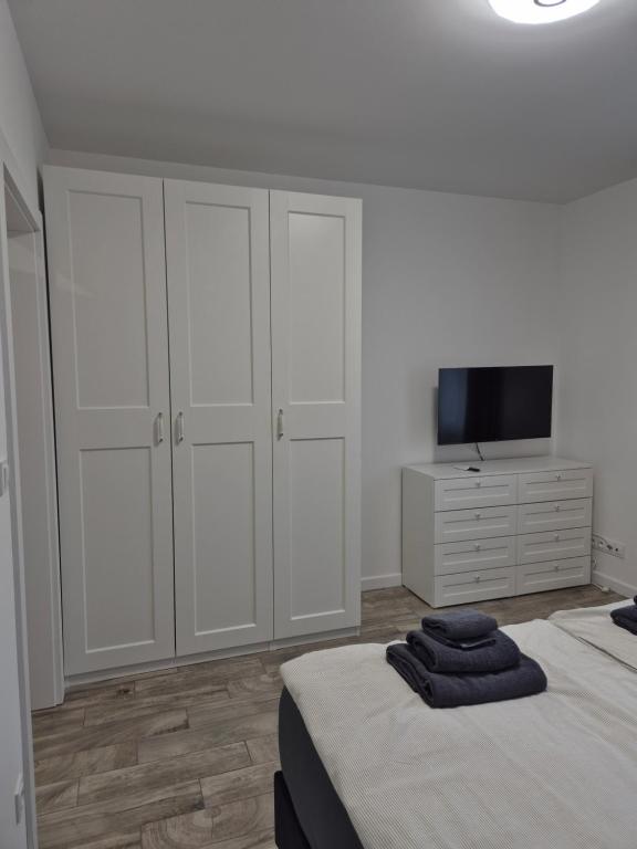 Telewizja i/lub zestaw kina domowego w obiekcie Brickstone Apartments Mabork