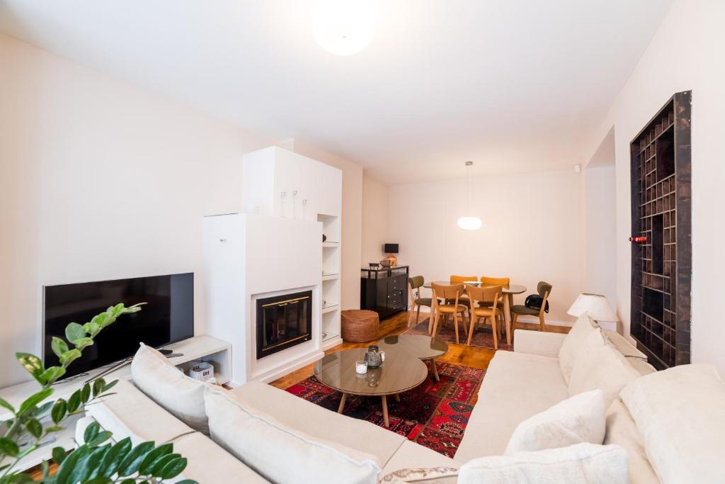 Et opholdsområde på Maison Eleven Central 2-Bedroom Apartment with Balcony and Private Parking