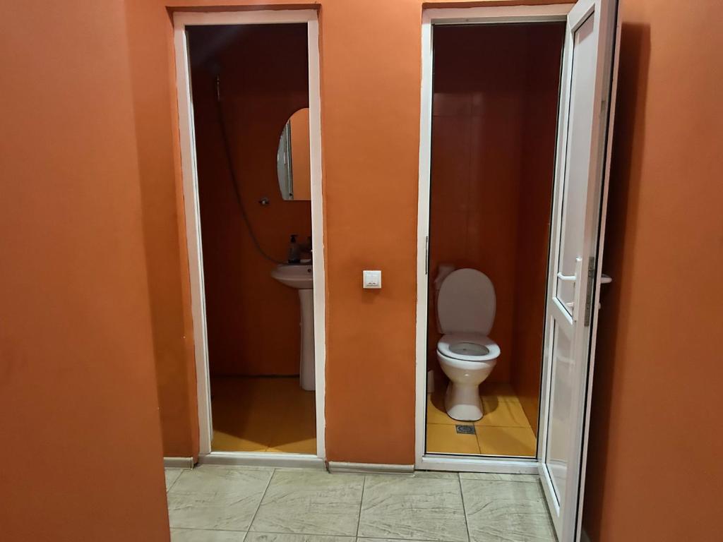 Koupelna v ubytování GM Hotel