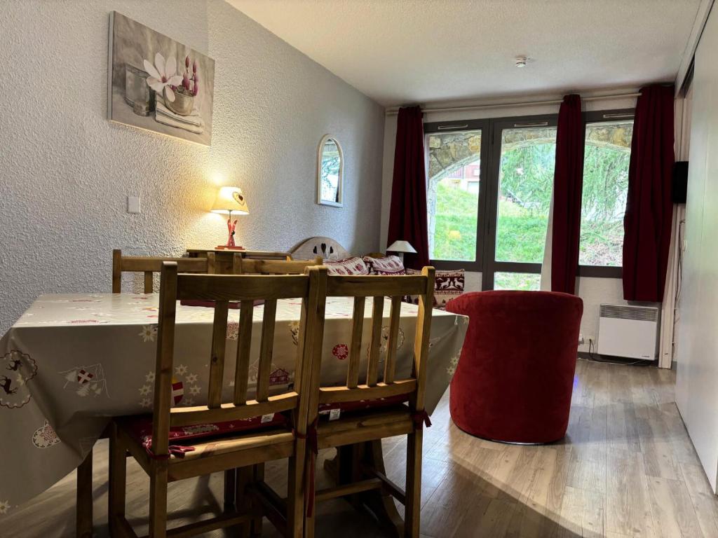 - une salle à manger avec une table, deux chaises et une table dans l'établissement Résidence LE DE 3 - 2 Pièces pour 4 Personnes MAE-1681, à Aime La Plagne