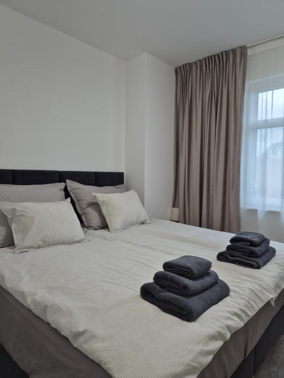 sypialnia z łóżkiem z ręcznikami w obiekcie Brickstone Apartments Mabork w mieście Malbork