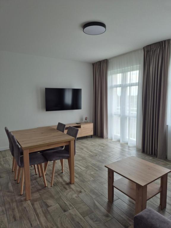 Telewizja i/lub zestaw kina domowego w obiekcie Brickstone Apartments Mabork